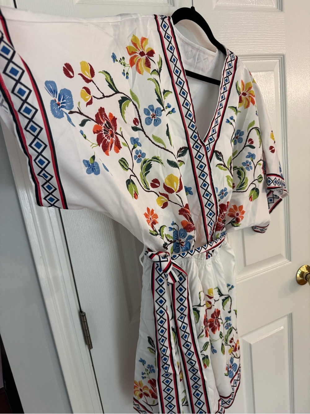 Cupshe White Floral V-Neck Tie-Waist Romper with Multicolor Embroidered Print